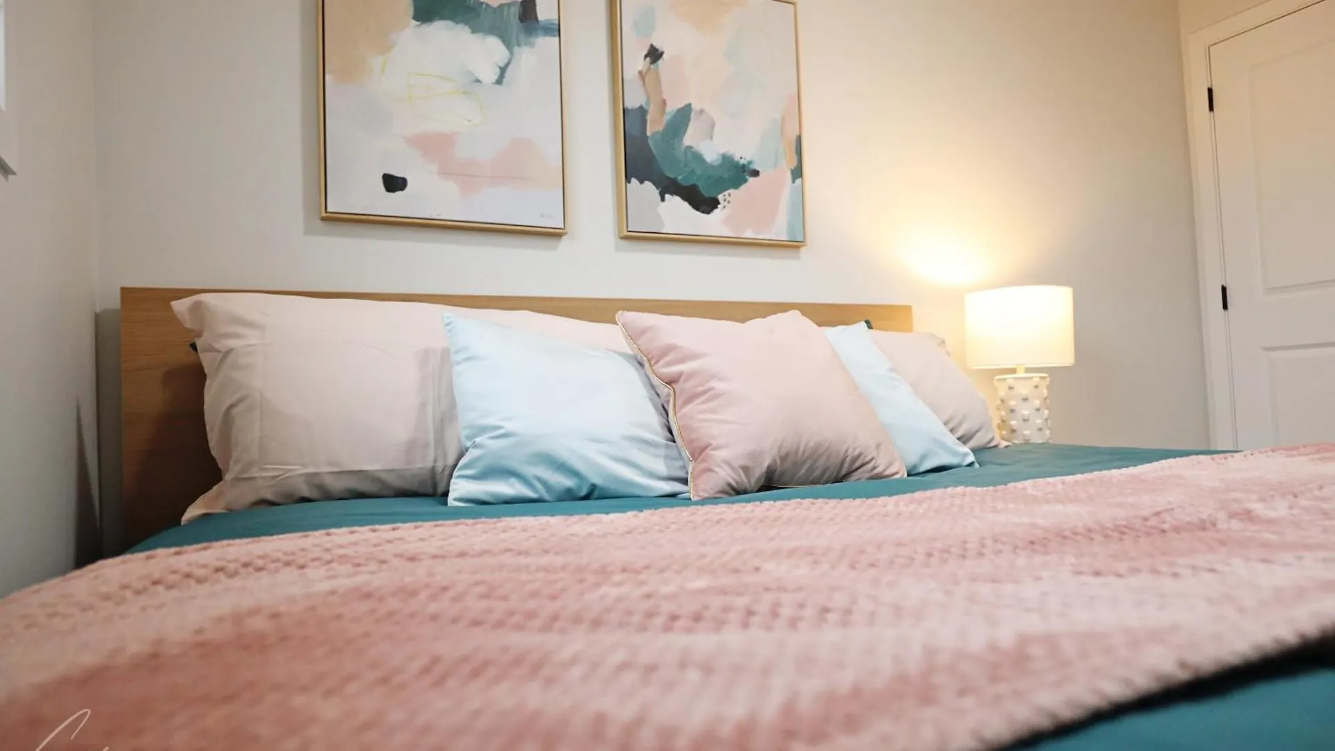 Exquisite Oasis With 3 King Beds,Airport,Disney Edmonton Holiday home