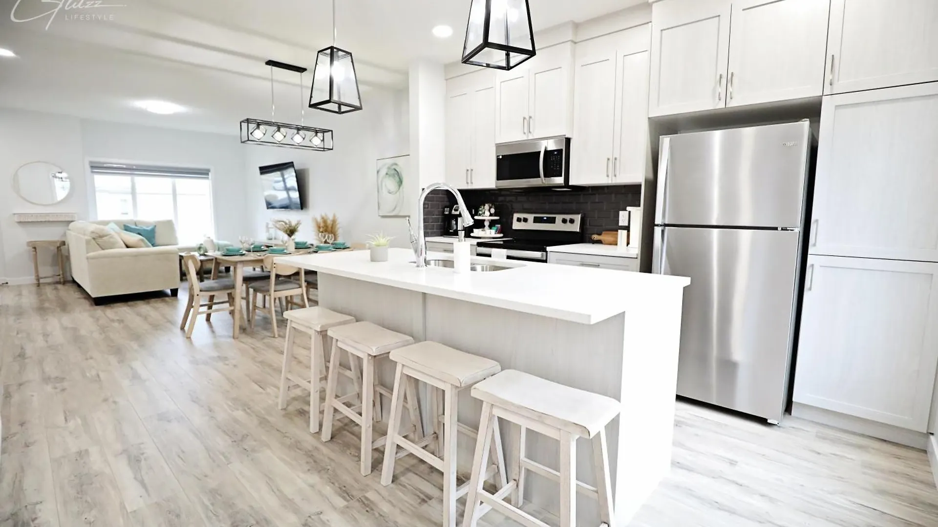 Exquisite Oasis With 3 King Beds,Airport,Disney Edmonton