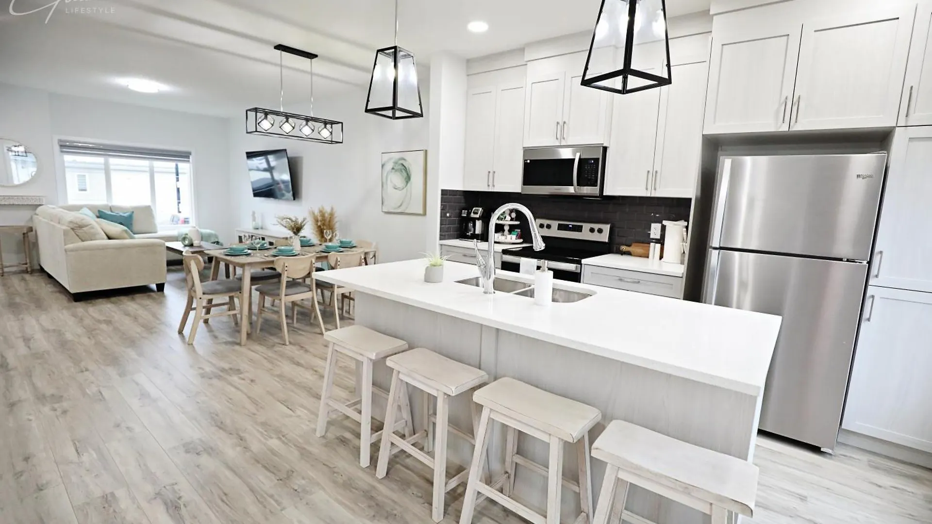 Exquisite Oasis With 3 King Beds,Airport,Disney Edmonton 0*,