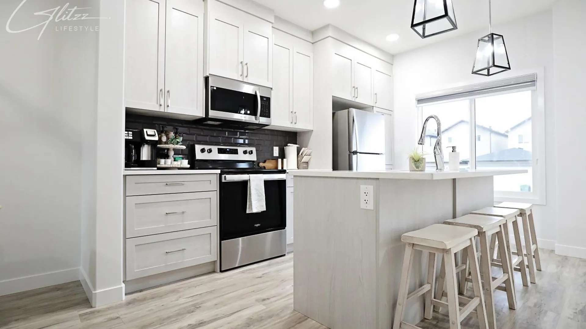 Exquisite Oasis With 3 King Beds,Airport,Disney Edmonton